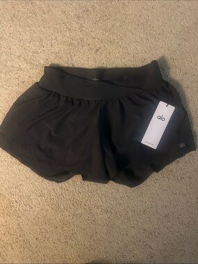 ALO Yoga V-Cute Running Shorts in Anthracite